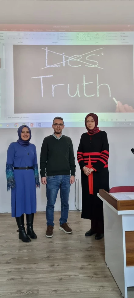 Bölümümüz öğretim üyesi Dr. Öğr. Üy. Muhammed Şükrü AYDIN "Gelişim Psikolojisi Açısından Yalanın Gelişimi ve Gerçekliği" başlıklı sunumuyla sosyal hizmet bölümüne yönelik kariyer söyleşisi gerçekleştirmiştir.